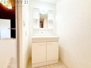 化粧品や洗顔料、歯ブラシなどの必需品をまとめて置ける収納スペースがあり、使用するたびに取り出す手間が省けます。また、水回りのため、濡れても大丈夫な素材が使用されており、お手入れが簡単です。