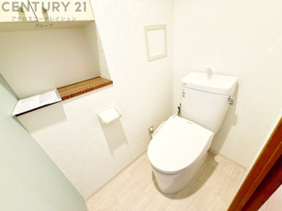 温水洗浄便座付トイレは温水洗浄機能により、暖かい水でおしりを洗浄することができ、冷たい水を使う従来の便座に比べ、温水洗浄機能で暖かいトイレを提供し、快適な使用を可能にします。