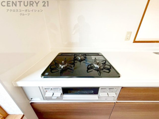 多数の調理器具を同時に使用でき、料理の効率化が可能。省エネで節約になり、様々な料理スタイルに適応できます。また、火力調整が独立しており、手入れや掃除もしやすく、今よりもっとお料理が楽しくなるかも。