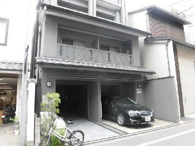 プレゼンス堀川の駐車場