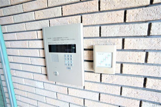 プリュムのエントランス|駅近でもオートロック完備で安心ですね