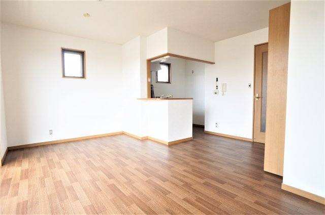 プリュムの居間・リビング|広い洋室はレイアウトも楽しみですね