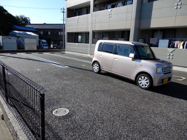 フォンテーヌ朝陽ヶ丘の駐車場