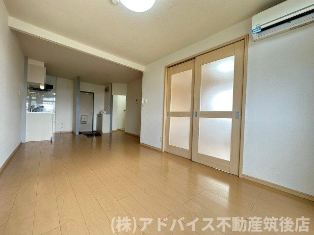 筑後市大字熊野のアパートの居間・リビング