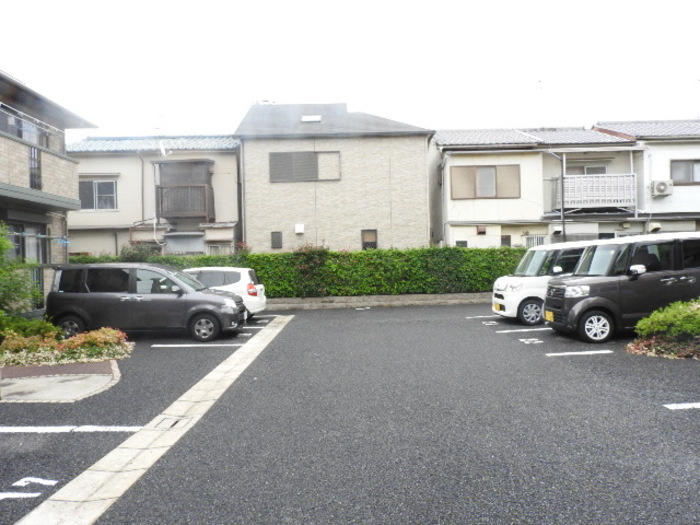 泉大津市二田町２丁目のハイツの駐車場|車をお持ちの方に嬉しい駐車場付きの物件です