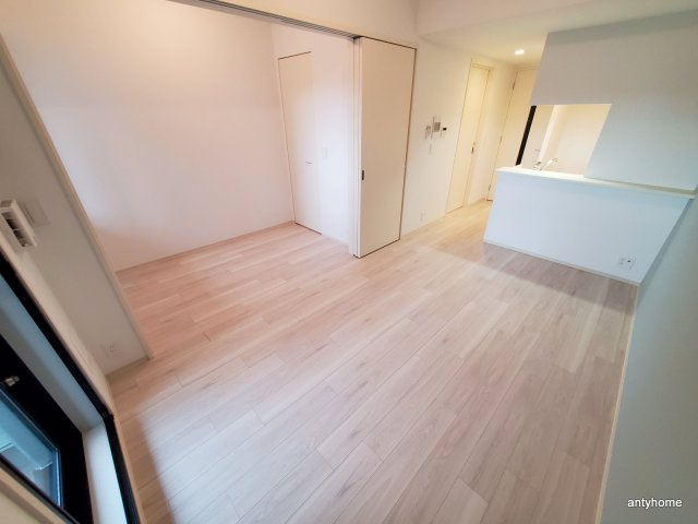 コンフォリア・リヴ南森町Q　仲介手数料無料の居間・リビング