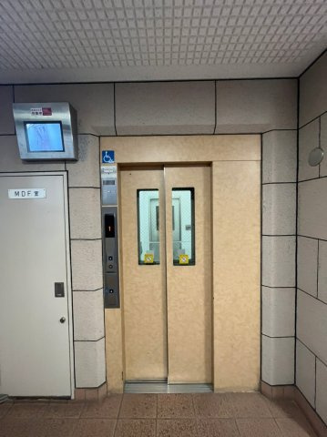 古市北コーポのその他共用部分|エレベーターはモニタ付きで乗り合い時も安心ですね♪