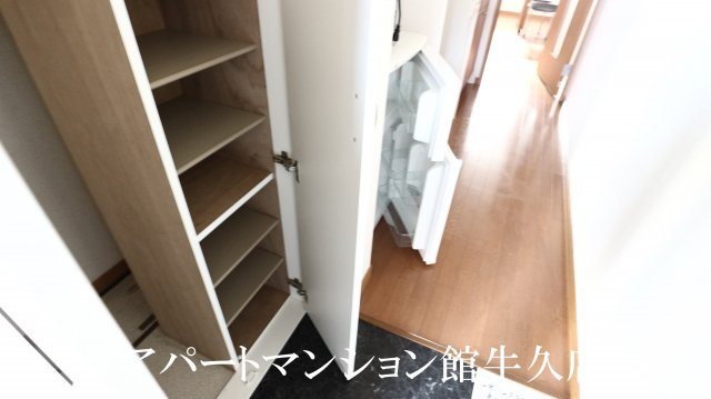 レオパレス牛久シンエイの玄関