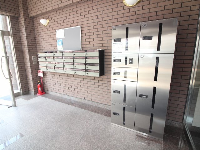 LOIREのエントランス|宅配BOXあり