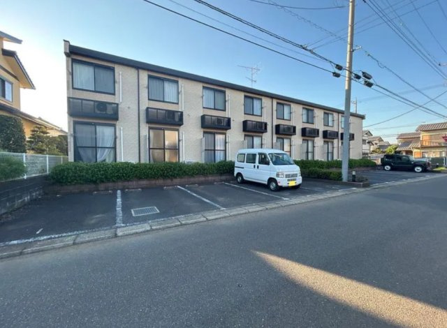 レオパレスルミエールの駐車場