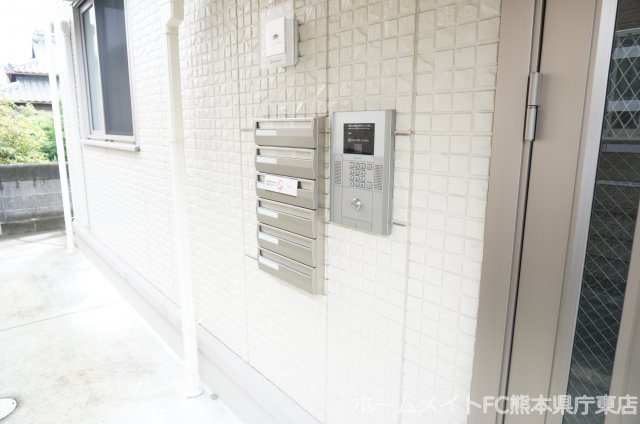 熊本市東区秋津２丁目のアパートのエントランス