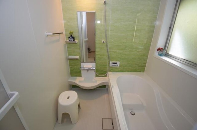 【浴室】 | 伊東市川奈　戸建 | 窓付きの１坪以上のバスルーム。毎日の疲れをゆったりとした空間でやわらげてくれます。