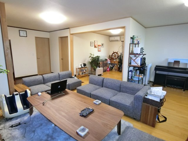 【居間・リビング】 | 伊東市川奈　戸建 | 広々とした風通しの良いリビングスペースです。毎日ご家族で暮らす空間、明るい気持ちでお過ごし頂けます。