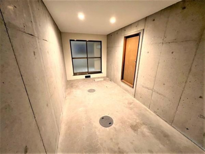 【駐車場】 | 深野北1丁目中古一戸建て | ビルトインタイプなので、雨の日の乗り降りもラクラクです！