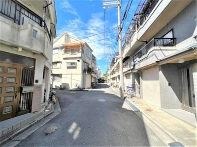 【前面道路含む現地写真】 | 深野北1丁目中古一戸建て | 幅員は南側約4.7ｍです。
