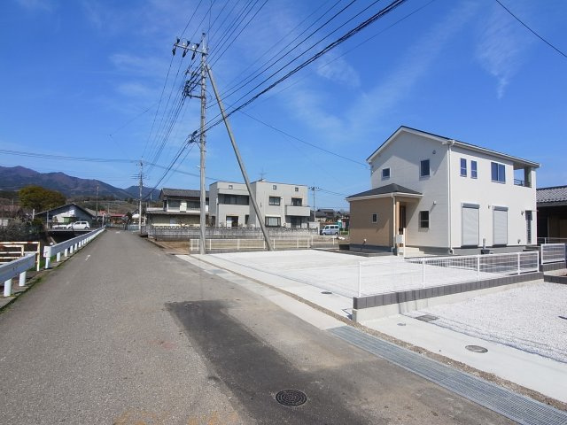 新築　渋川市北牧第6　Livele Garden.S　1号棟の前面道路含む現地写真|現地写真　西側接道幅員約4.7ｍ