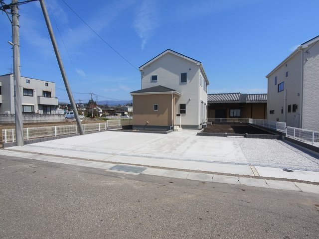 新築　渋川市北牧第6　Livele Garden.S　1号棟の駐車場|現地写真　 駐車スペース広々！建物西側に並列で4台置けます♪					
