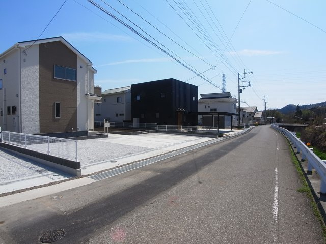 新築　渋川市北牧第6　Livele Garden.S　2号棟の前面道路含む現地写真|現地写真　西側接道幅員約4.7ｍ　南側接道幅員約1.8ｍ