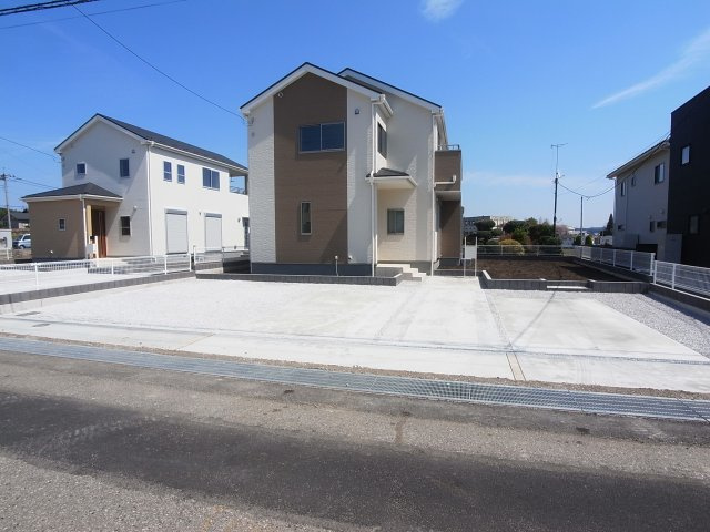 新築　渋川市北牧第6　Livele Garden.S　2号棟の駐車場|現地写真　 駐車スペース広々！建物西側に並列で4台置けます♪					

