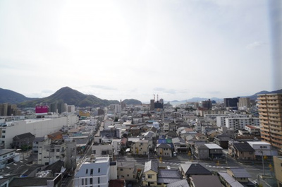 【展望】 | Jcity広本町（リノベ済） | 【空と海の青さ】
広の湾を一望できる高層階の本物件。
リビングからも雄大な海を見ることができます。
行きかう船舶を見たり、瀬戸の情景も疲れを癒してくれる
ポイントですね。夜の海や星空も美しそうです。