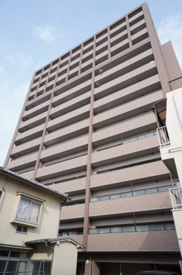 【外観】 | Jcity広本町（リノベ済） | 【耐震性】
耐震性の高さを判断するポイントは、
建築確認申請日が1981年6月1日以降の
新耐震基準に適合しているかどうか。
震度６程度の大地震でも
建物が崩壊しないレベルが基準になりました。