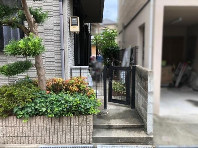 成美町　中古一戸建ての玄関