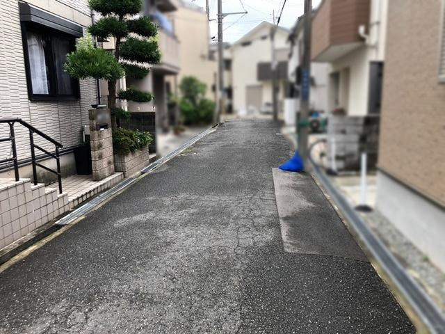 成美町　中古一戸建ての前面道路含む現地写真