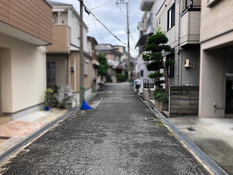 成美町　中古一戸建ての前面道路含む現地写真