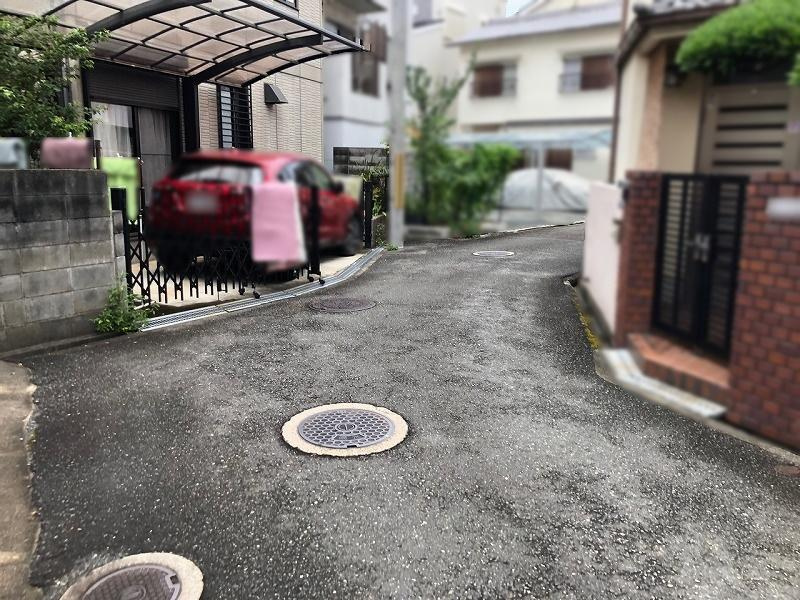 成美町　中古一戸建ての前面道路含む現地写真