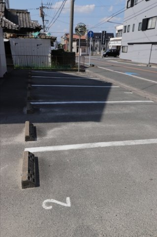 プレシャスコートの駐車場
