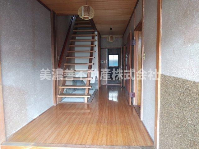 ５９０６８　岐阜市加納東陽町中古戸建ての玄関