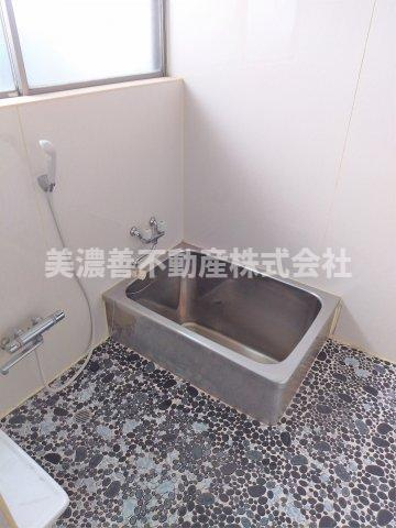 ５９０６８　岐阜市加納東陽町中古戸建ての浴室