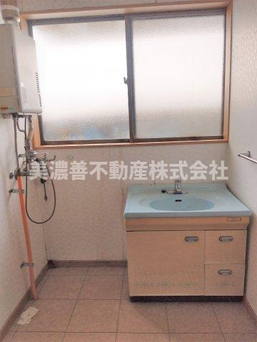 ５９０６８　岐阜市加納東陽町中古戸建ての独立洗面台