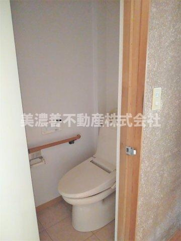 ５９０６８　岐阜市加納東陽町中古戸建てのトイレ