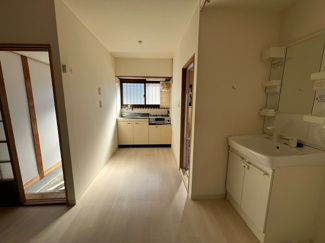 【居間・リビング】 | 東太子貸家 | コンパクトなキッチンで掃除もラクラク