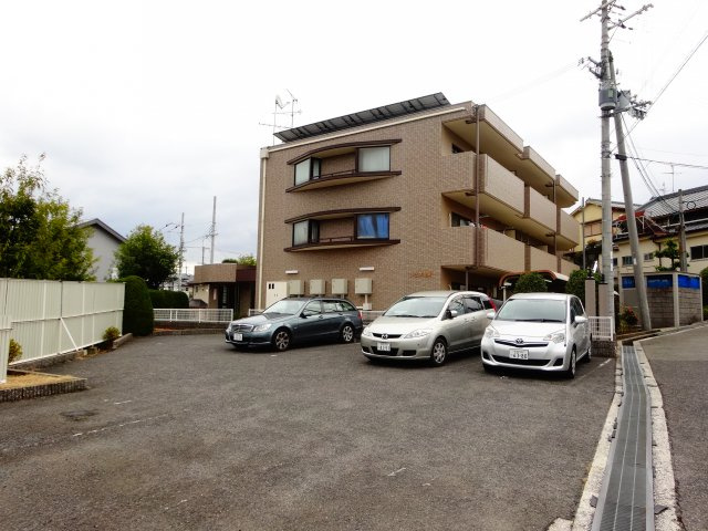 リビオ金剛の駐車場