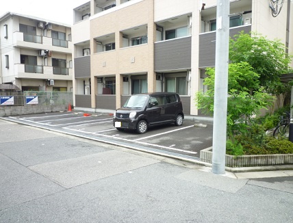 堺市西区浜寺石津町中２丁のアパートの駐車場