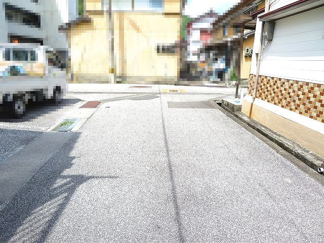 高知市 六泉寺町 中古戸建ての前面道路含む現地写真