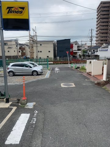 寝屋川市香里本町中古物件の前面道路含む現地写真