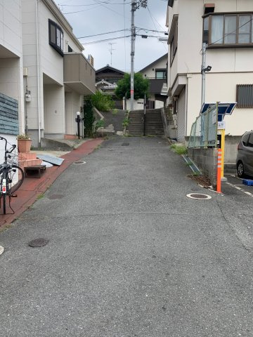 寝屋川市香里本町中古物件の前面道路含む現地写真