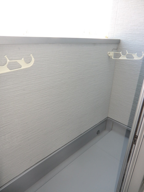アクセル三津屋北のバルコニー|一階はシャッター付きです。