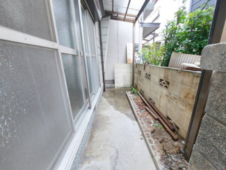 【庭】 | 尼崎市大庄西町３丁目中古戸建 | 玄関横には少しスペースが有り、自転車等駐輪できますね(^^)