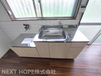 【キッチン】 | 尼崎市大庄西町３丁目中古戸建 | 新品のシンプルキッチンです♪シンク前には窓も有り、明るく開放的です！！
