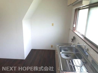 【キッチン】 | 尼崎市大庄西町３丁目中古戸建 | 新品のシンプルキッチンです♪シンク前には窓も有り、明るく開放的です！！