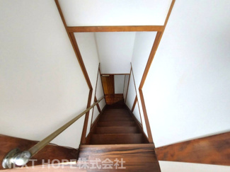 【内装】 | 尼崎市大庄西町３丁目中古戸建 | 階段部分です♪手すり付きで安心・安全に昇り降りできます！
