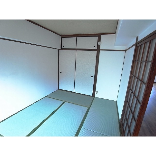 長門石OCビル【キャッシュバック対象物件】の和室|柔らかい畳が心地よい和室