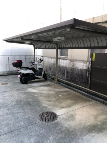 仲介手数料0！！Gramercy Sakaeの駐車場