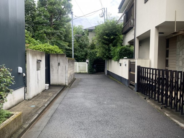 【前面道路含む現地写真】