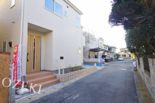 越谷市南荻島新築戸建ての前面道路含む現地写真