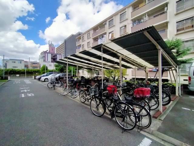深江橋コーポE棟の駐車場|駐輪場・駐車場です。